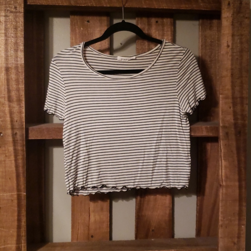 Lettuce edge hem crop top